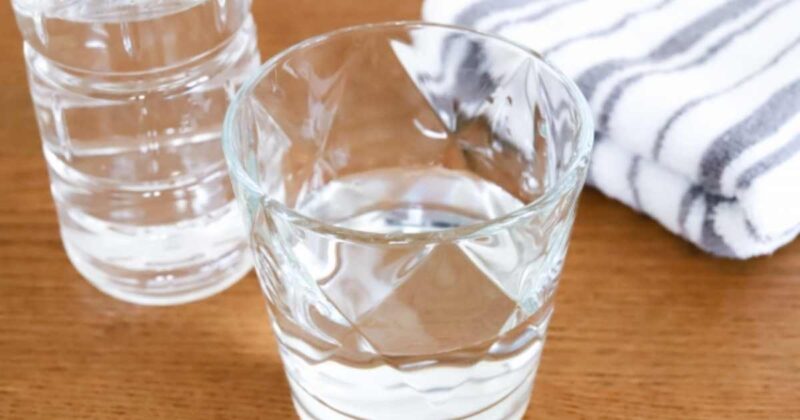 高齢者の水分補給のタイミングと1回で飲む量